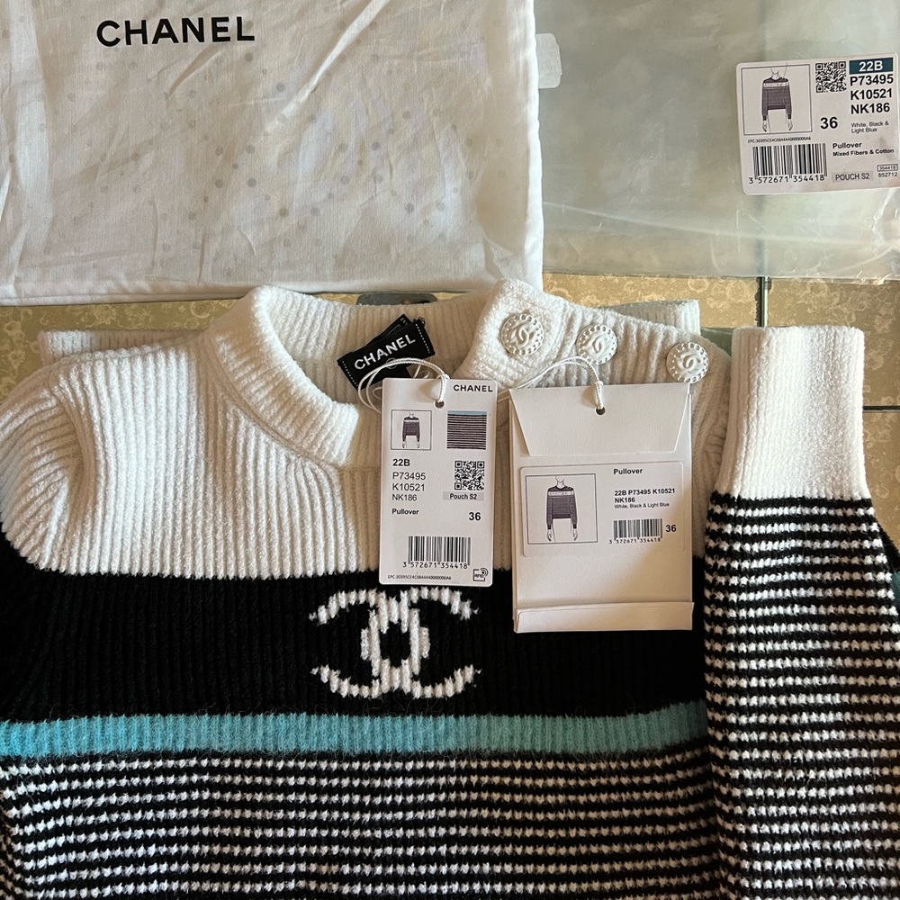 NWT AUTH CHANEL 22B CC Logo Pullover Sweater.